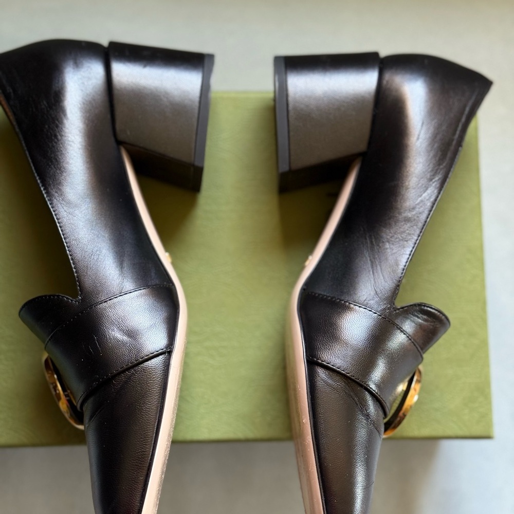 Gucci Black Leather Loafers with Gold Emblem - Picture 5 of 9